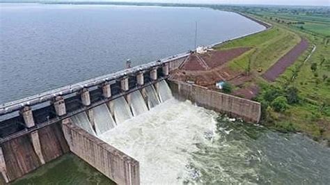 मांजरा धरण भरले, सिंचन व पिण्याच्या पाण्याचा प्रश्न सुटला | Sakal