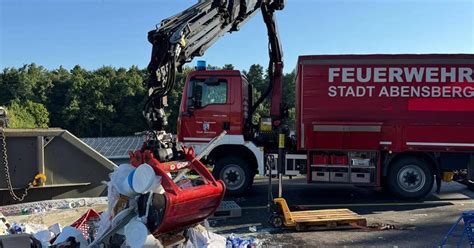 Kühllaster kippt mit 4 Tonnen Milchprodukten auf der B16 bei Biburg um ...