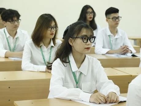 越南毕业生在大学建设前讲话的越南大学生高清图片下载-正版图片504886379-摄图网