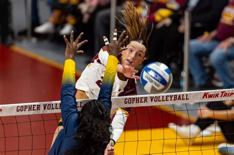 Gophers volleyball team regains footing with win over Michigan