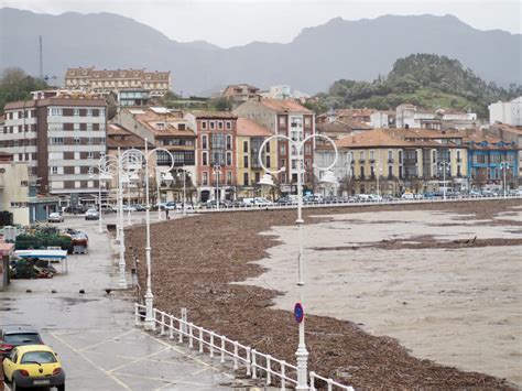 El temporal deja una enorme empalizada en el puerto de Ribadesella y la ...