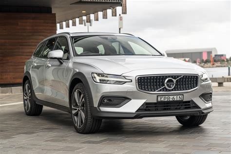 2022 Volvo V60 Cross Country review | CarExpert