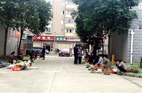 网友表示：丹阳华南菜市场外，好多人在路边摆摊卖菜……