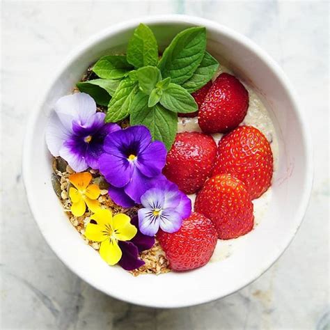 Kaunista sunnuntaitaA beautiful Sunday . . . #sunnuntai #mansikka # ...