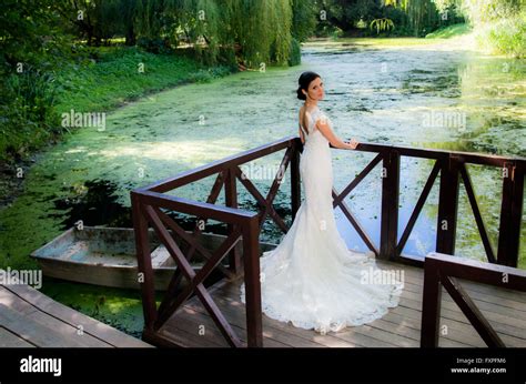 Child Bride Pond Scene 的图像结果