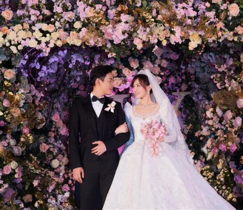 唐嫣庆结婚两周年，罗晋视角下素颜一脸甜笑，桌上铺满玫瑰花瓣好浪漫_腾讯新闻