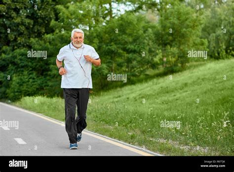 Old Person Running 的图像结果