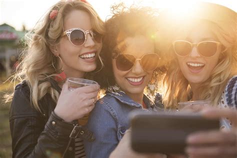 How to Take a Good Selfie: Best Selfie Poses [+Tips] - Knowledge Hub
