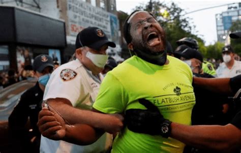 美国77岁黑人警察被枪杀，示威者冷漠围观，用手机直播死亡全过程_大卫多恩