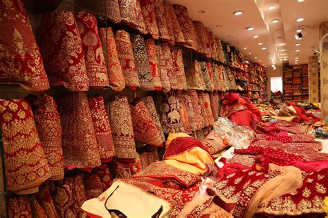 Exploring Famous Rani No Hajiro Cloth Market In Ahmedabad