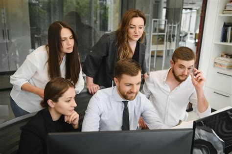 Business Person at Computer 的图像结果