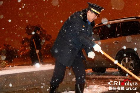 合肥连降大雪 城管彻夜除雪为民众出行"保驾护航" - 图片 - 资讯 - 海外网