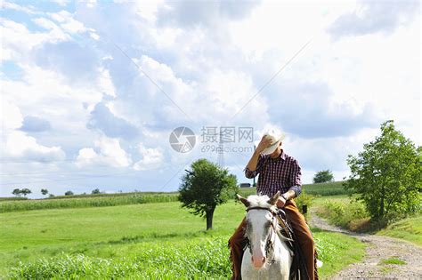 青年男子骑马在农村公路高清图片下载-正版图片501843714-摄图网