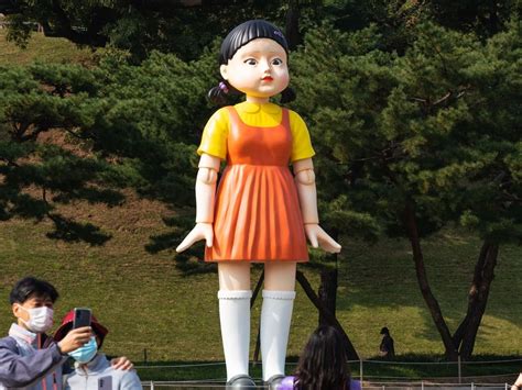 [100+] Squid Game Red Light Green Light Backgrounds | Wallpapers.com