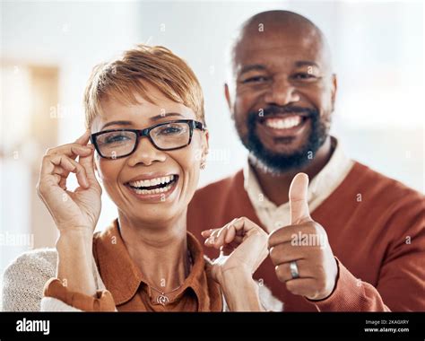Glasses shopping hi-res stock photography and images - Alamy