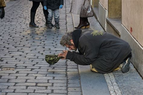 大街上乞讨的乞丐，究竟从何而来