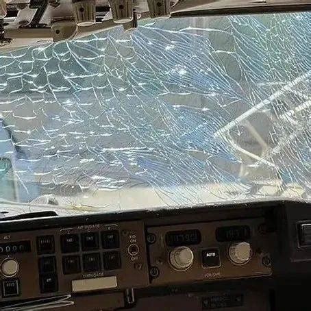 美一波音飞机挡风玻璃破裂紧急降落：机上载有198名乘客_凤凰网