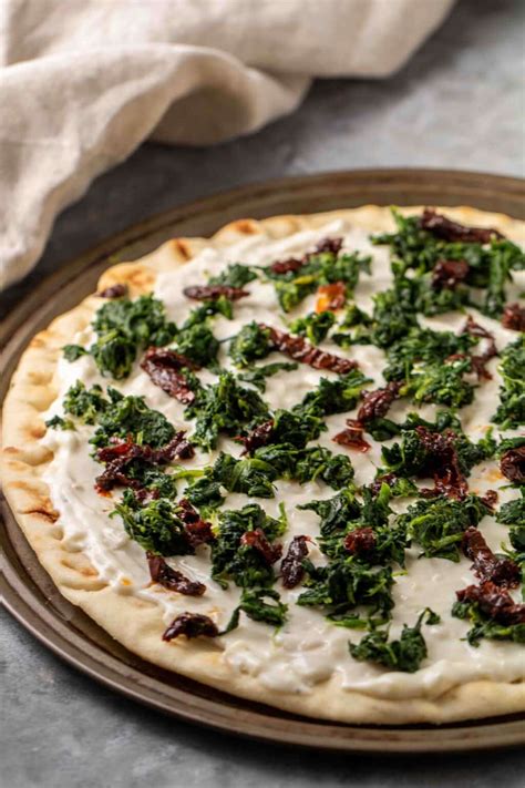Quick Spinach Pizza With White Sauce - Lifestyle of a Foodie