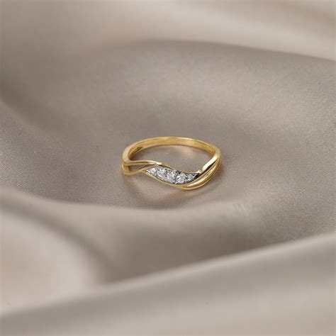 Eternal Flow 14 Kt Gold & Diamond Ring