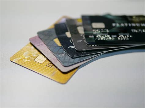 持有信用卡的手持信用卡借方电子商务信用钥匙银行业商业按钮顾客手指笔记本高清图片下载-正版图片321089371-摄图网