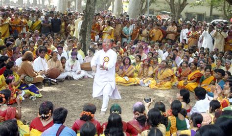अनूठी होती है बंगाल में होली, हर मजहब के लोग मनाते हैं दोल उत्सव