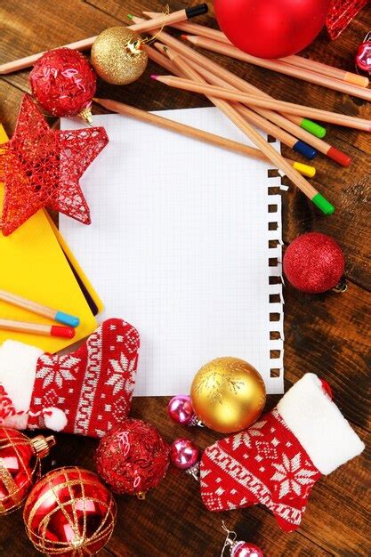 Letter to santa claus on wooden table close-up | Premium Photo