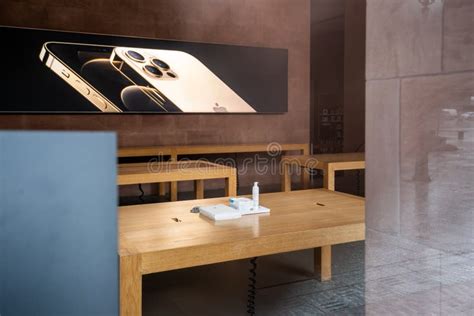 Empty Computer Shop 的图像结果