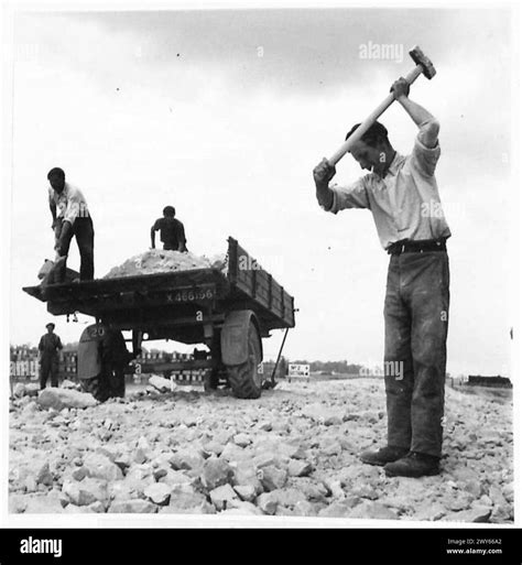 Construction labourers work hi-res stock photography and images - Alamy