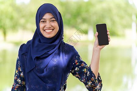 美丽快乐的轻少穆斯林伊斯兰亚洲大学女孩的肖像,着她的知识智慧书籍高清图片下载-正版图片300889143-摄图网