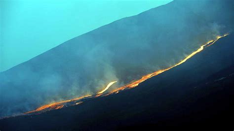 Mount Etna: दो साल बाद इटली के माउंट एटना में विस्फोट, रनवे पर राख आने ...