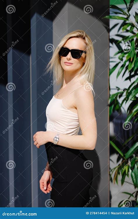 Business Women Walking 的图像结果