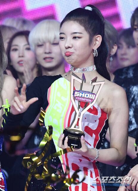 [포토] ITZY 리아 '감격스러운 1위에 입술 삐죽'