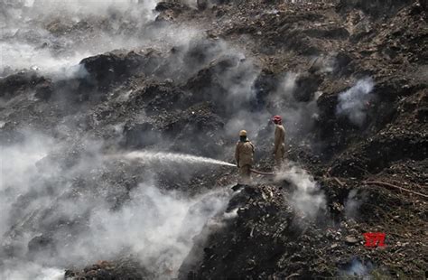 भलस्वा लैंडफिल की चार दिन बाद भी नहीं बुझी आग, DWC ने NDMC को थमाया समन ...
