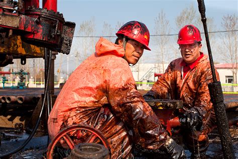 老照片：上世纪七十年代大庆油田，工人们热火朝天抓生产|原油|钢铁|大庆油田_新浪新闻