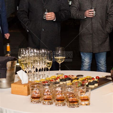 3个人户外喝酒聚会高清图片下载-正版图片502029737-摄图网