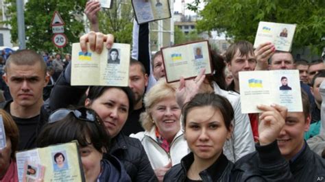 乌克兰东部两地区不顾反对举行自治公投 - BBC News 中文
