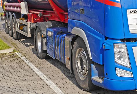 Lkw kippt um - UnserTirol24