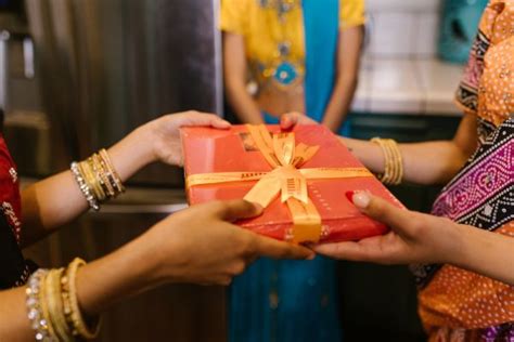 10 Unique & Special Gift Ideas for Employees on Diwali