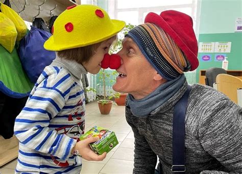 Man Dressed As Clown Rescues Evacuees In Ukraine, Drives Them To Safety ...