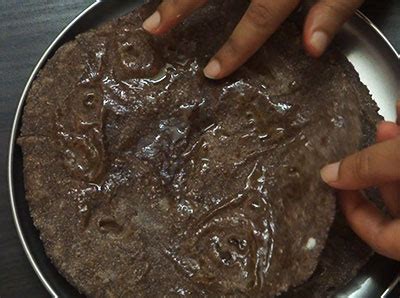 Ragi chapathi recipe | How to make ukkarisida ragi rotti | Nachni roti ...