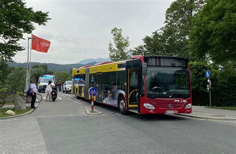 Radfahrerin bringt Linienbus zur Vollbremsung – Verletzte - UnserTirol24