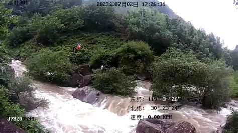 杭州一山村暴雨后溪水猛涨22人被困“孤岛”，多方紧急营救_凤凰网视频_凤凰网