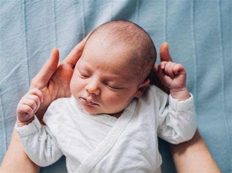 Average newborn head circumference | BabyCenter