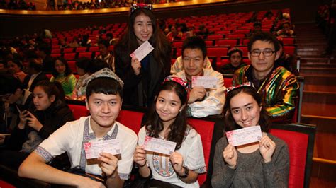 新疆籍学生观看《冰山上的来客》