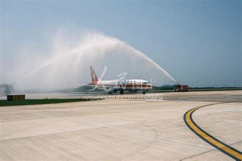 首架来汉航班降落了！天河机场以“过水门”礼仪相迎 - 红视频