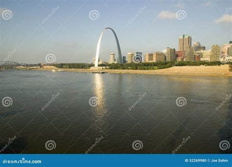 Reflection on Gateway Arch (Gateway To the West) and Skyline of St ...