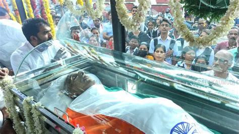‘Will fulfill Appa’s last wish’; no official state honours for Chandy’s ...