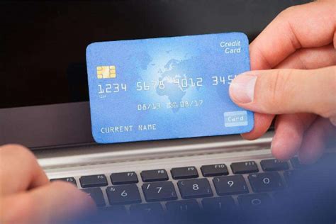 签证和万事达卡信用卡在钱包里在keyboar的笔记本 编辑类库存图片. 图片 包括有 购物, 看板卡, 采购 - 97878099