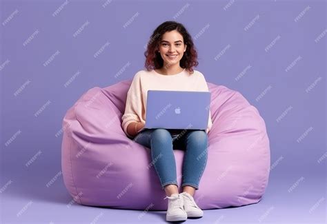 Happy Lady Using Computer 的图像结果