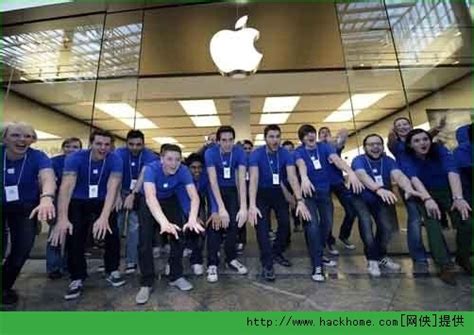 时尚抢眼 苹果工作人员展示iPad及周边_手机_科技时代_新浪网